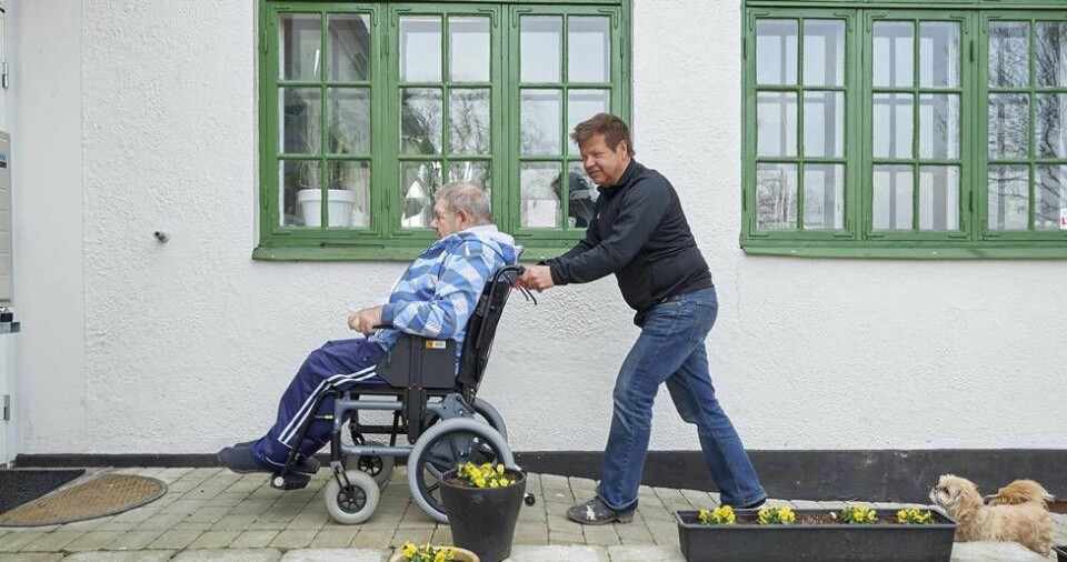 Nu när de bor ihop kan Stefan hjälpa sin pappa Kurth när det behövs. Och det känns bra för båda. Foto: Stefan Lindblom Nu när de bor ihop kan Stefan hjälpa sin pappa Kurth när det behövs. Och det känns bra för båda. Foto: Stefan Lindblom