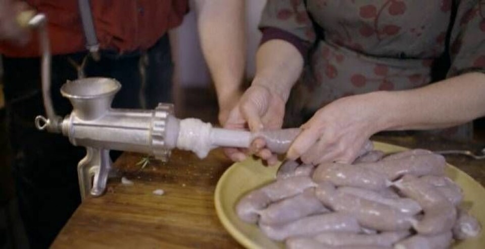 Det gäller att inte stoppa korvarna för hårt, då kan de spricka. Foto: TV4 Det gäller att inte stoppa korvarna för hårt, då kan de spricka. Foto: TV4