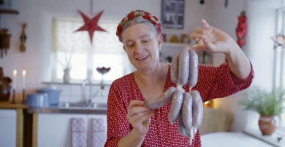 Marie Mandelmann visar upp de stoppade korvarna, som ska rökas i skorstenen. Foto: TV4 Marie Mandelmann visar upp de stoppade korvarna, som ska rökas i skorstenen. Foto: TV4