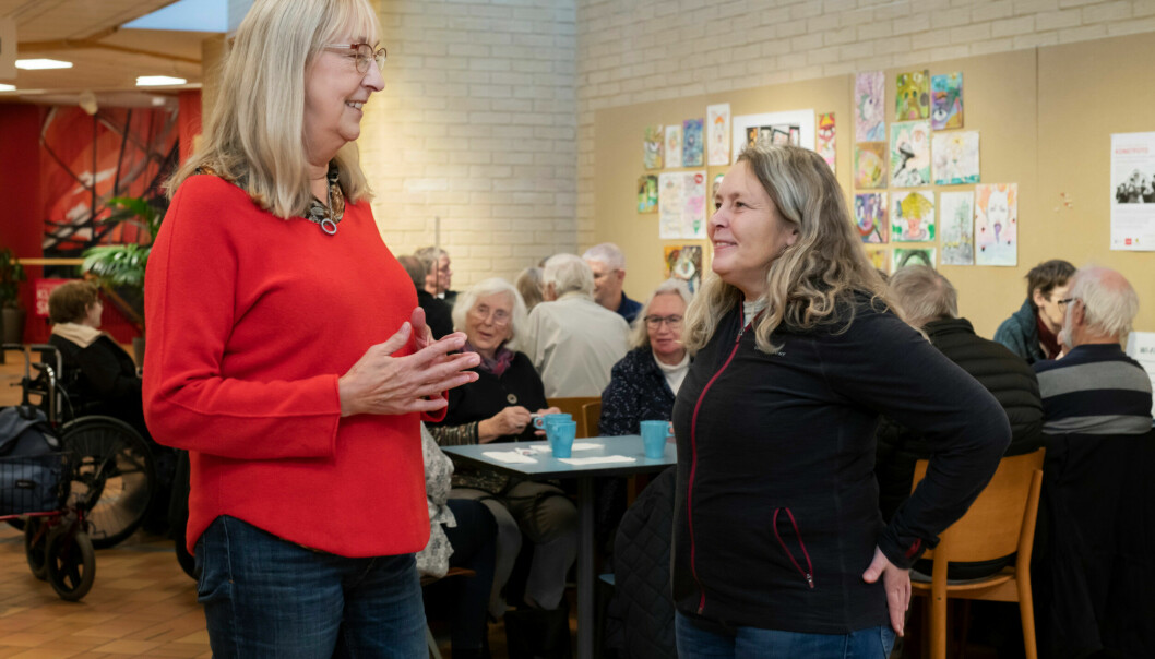 Caféet vänder sig till alla med neurologiska diagnoser. En som kommer regelbundet är Marita Udén, som drabbades av stroke för 20 år sedan. Två kvinnor står och pratar i ett café. Ena kvinnan har en röd tröja på sig.