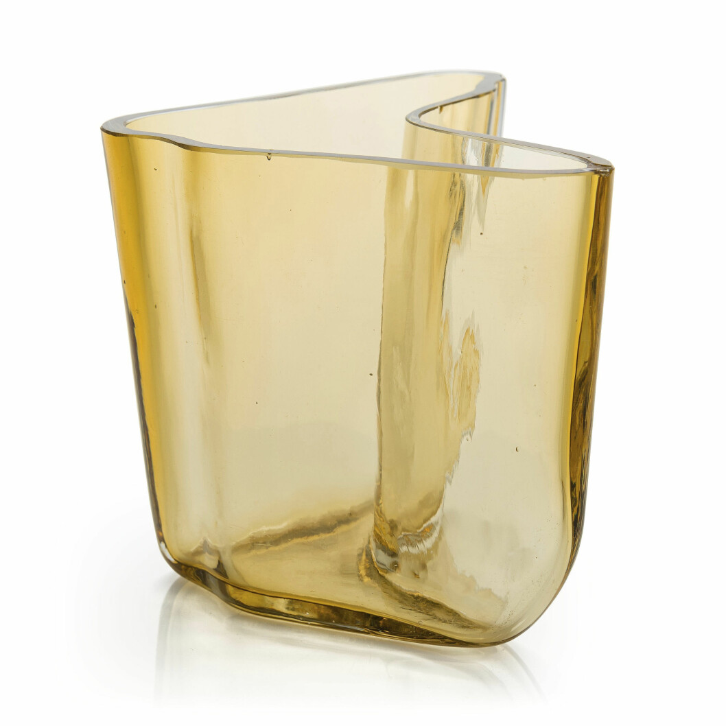 Dyrgrip. Savoy-vas av Alvar Aalto, Karhula glasbruk 1937. Modell 9751 är en mindre modell tillverkad för restaurangen Savoy. Omkring 20 exemplar blåstes och ett fåtal har bevarats. Priset blev också svindlande: 44900 euro på Bukowskis i Helsingfors hösten 2020. Bernstensfärgad Savoy-vas av Alvar Aalto.