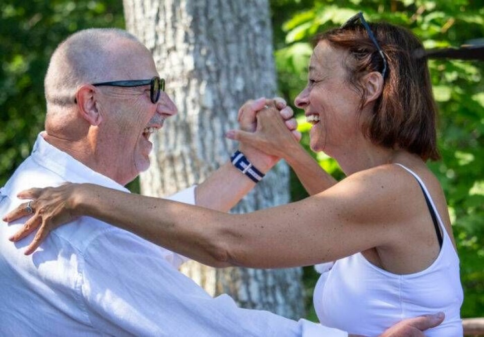 Kajsa Ernst förklarar att hon släppt kraven på sig att alltid vara perfekt. Det är uppmuntrande ord för Sven Melander efter salsa-lektionen i Stjärnorna på slottet. Foto: Janne Danielsson/SVT Kajsa Ernst förklarar att hon släppt kraven på sig att alltid vara perfekt. Det är uppmuntrande ord för Sven Melander efter salsa-lektionen i Stjärnorna på slottet. Foto: Janne Danielsson/SVT