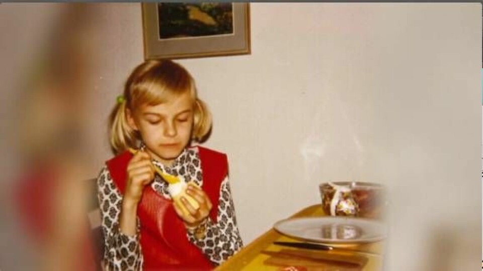 Kajsa Ernst fick redan tidigt lära sig att täcka upp för sin mammas alkoholism. Hon blev medberoende, berättar hon i Stjärnorna på slottet. Foto: SVT Kajsa Ernst fick redan tidigt lära sig att täcka upp för sin mammas alkoholism. Hon blev medberoende, berättar hon i Stjärnorna på slottet. Foto: SVT