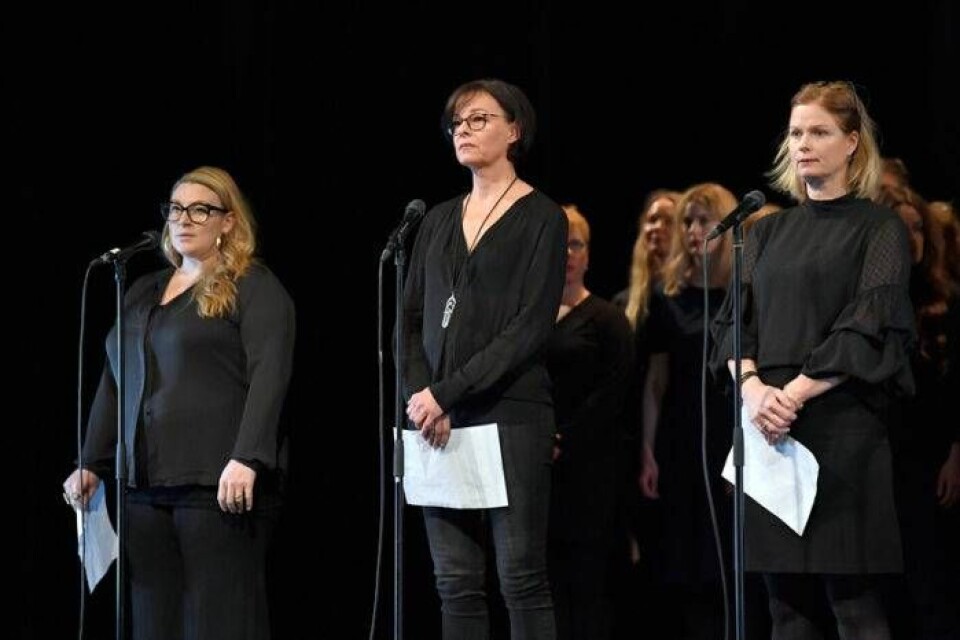 Sarah Dawn Finer, Kajsa Ernst och Karin Bjurström under manifestation#TystnadTagning på Södra teatern i Stockholm hösten 2017. Foto: Karin Törnblom / IBL Sarah Dawn Finer, Kajsa Ernst och Karin Bjurström under manifestation#TystnadTagning på Södra teatern i Stockholm hösten 2017. Foto: Karin Törnblom / IBL
