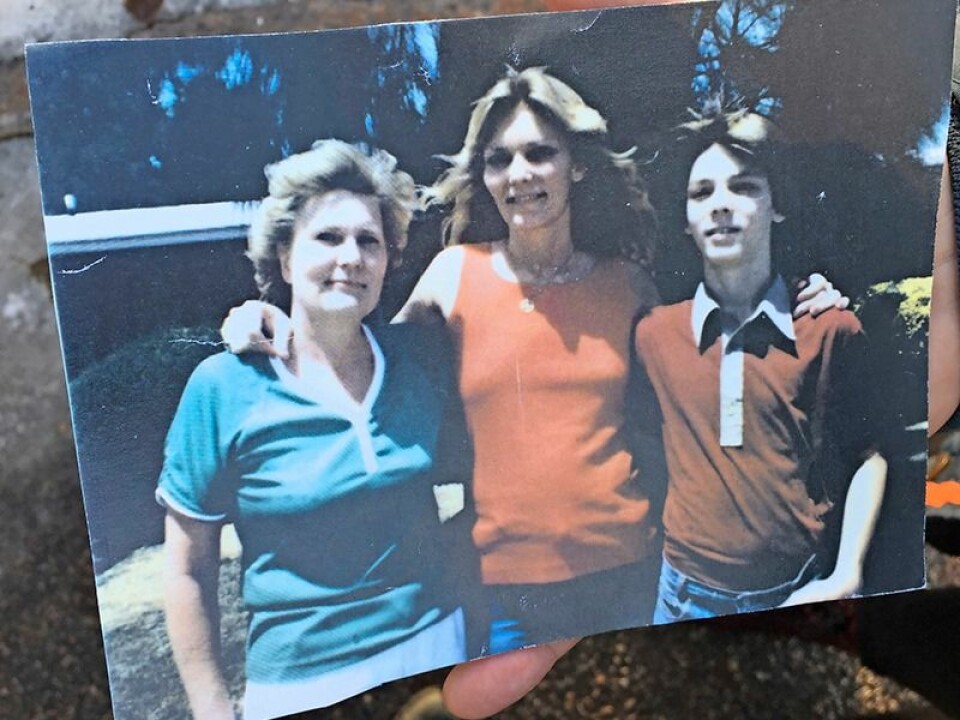 Annika med mamma Maj-Britt och sonen Sven, som dog i en trafikolycka bara 15 år gammal. Bilden är tagen utanför fängelset. Annika med mamma Maj-Britt och sonen Sven, som dog i en trafikolycka bara 15 år gammal. Bilden är tagen utanför fängelset.