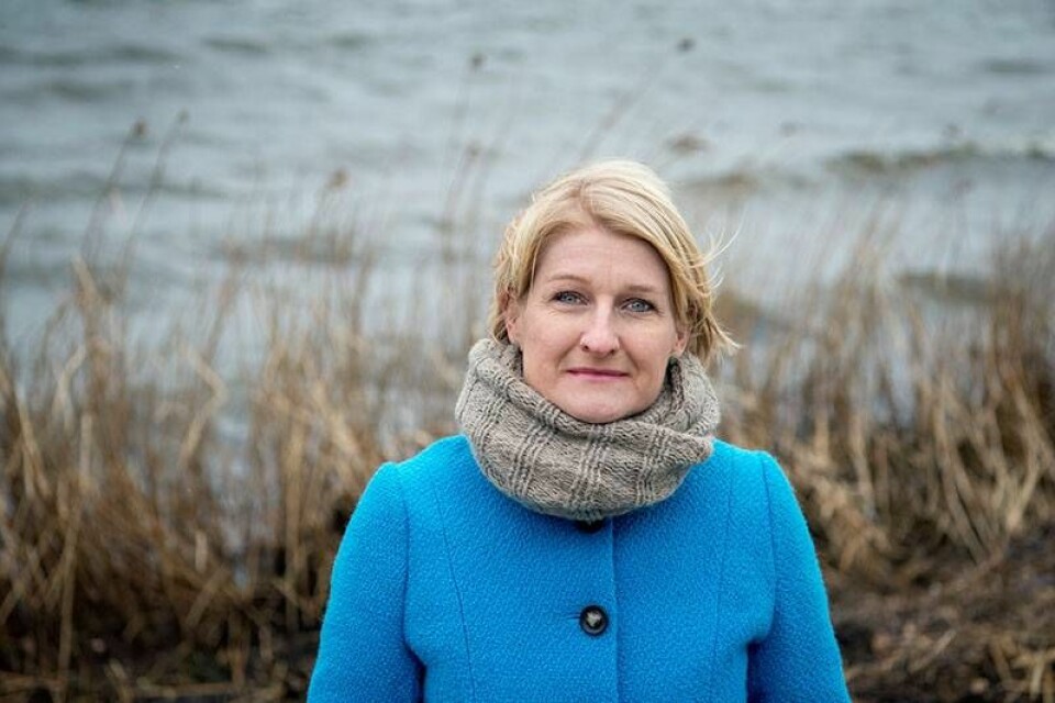 Gitte blev mer och mer ensam och vågade inte anförtro sig åt vänner. Jakob lärde henne att man inte blandar sig i andras förhållanden. Gitte blev mer och mer ensam och vågade inte anförtro sig åt vänner. Jakob lärde henne att man inte blandar sig i andras förhållanden.