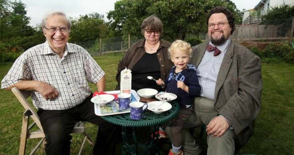 Tre generationer. Pappa James och mamma Ninnie bor kvar i villan, och nu är det Edwards son Melchior som får upptäcka alla hemliga lekställen. Foto: Stefan Nilsson Tre generationer. Pappa James och mamma Ninnie bor kvar i villan, och nu är det Edwards son Melchior som får upptäcka alla hemliga lekställen. Foto: Stefan Nilsson
