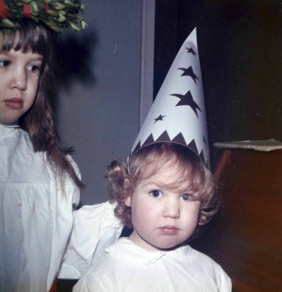 Edward och hans syster Anna var och är nära. Här lussar de tillsammans. Foto: Privat Edward och hans syster Anna var och är nära. Här lussar de tillsammans. Foto: Privat