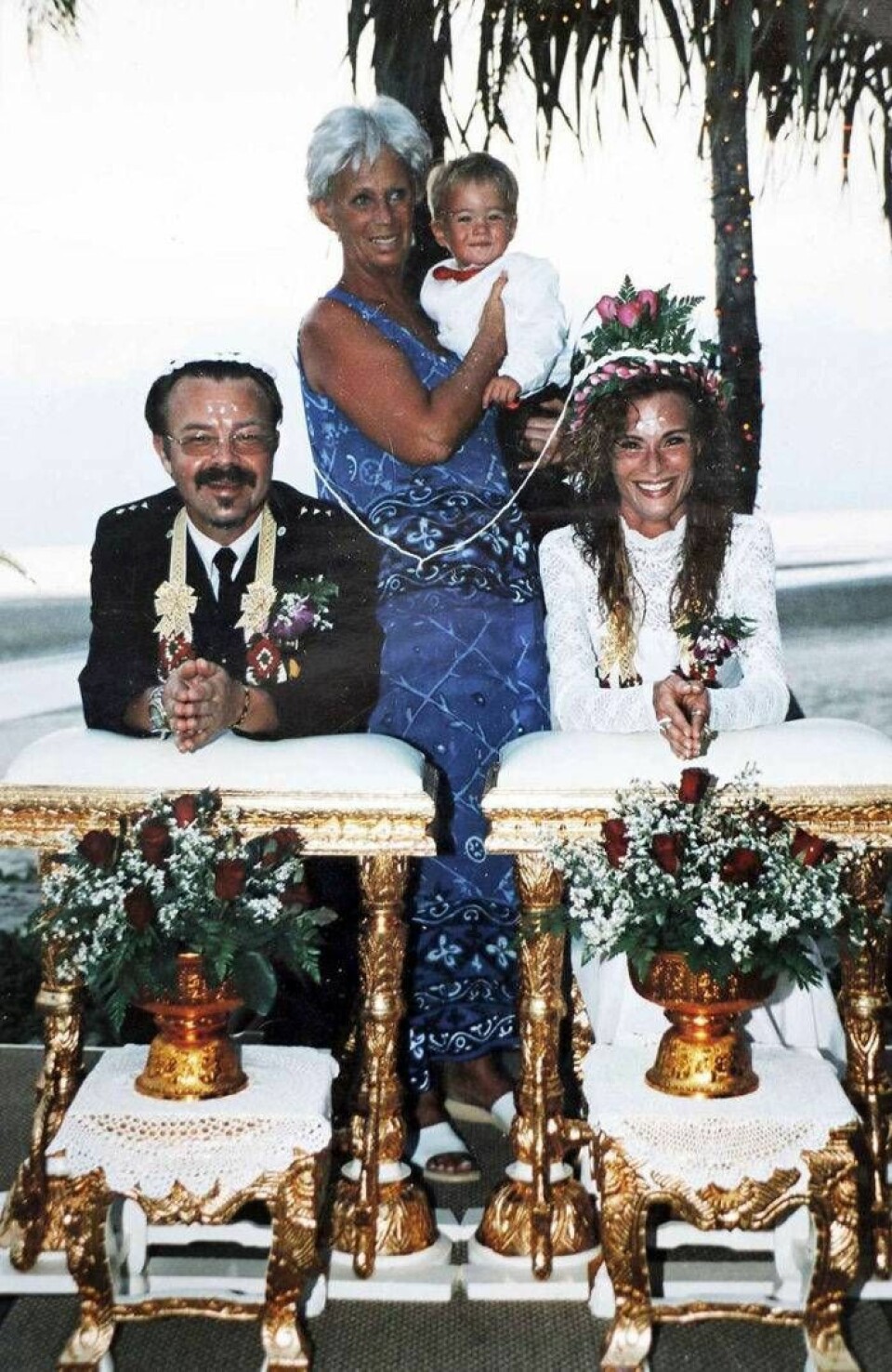Sara och Christer på sin bröllopsdag den 25 december 2004. Saras mamma Marianne håller i parets son, Johannes. Foto: Privat Sara och Christer på sin bröllopsdag den 25 december 2004. Saras mamma Marianne håller i parets son, Johannes. Foto: Privat