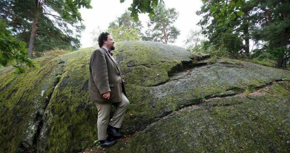 På klippan vid skolgården lekte Edward bergsbestigning. ”Här klättrade jag i mina träskor, det var ju rent livsfarligt!”, säger han. Foto: Stefan Nilsson På klippan vid skolgården lekte Edward bergsbestigning. ”Här klättrade jag i mina träskor, det var ju rent livsfarligt!”, säger han. Foto: Stefan Nilsson
