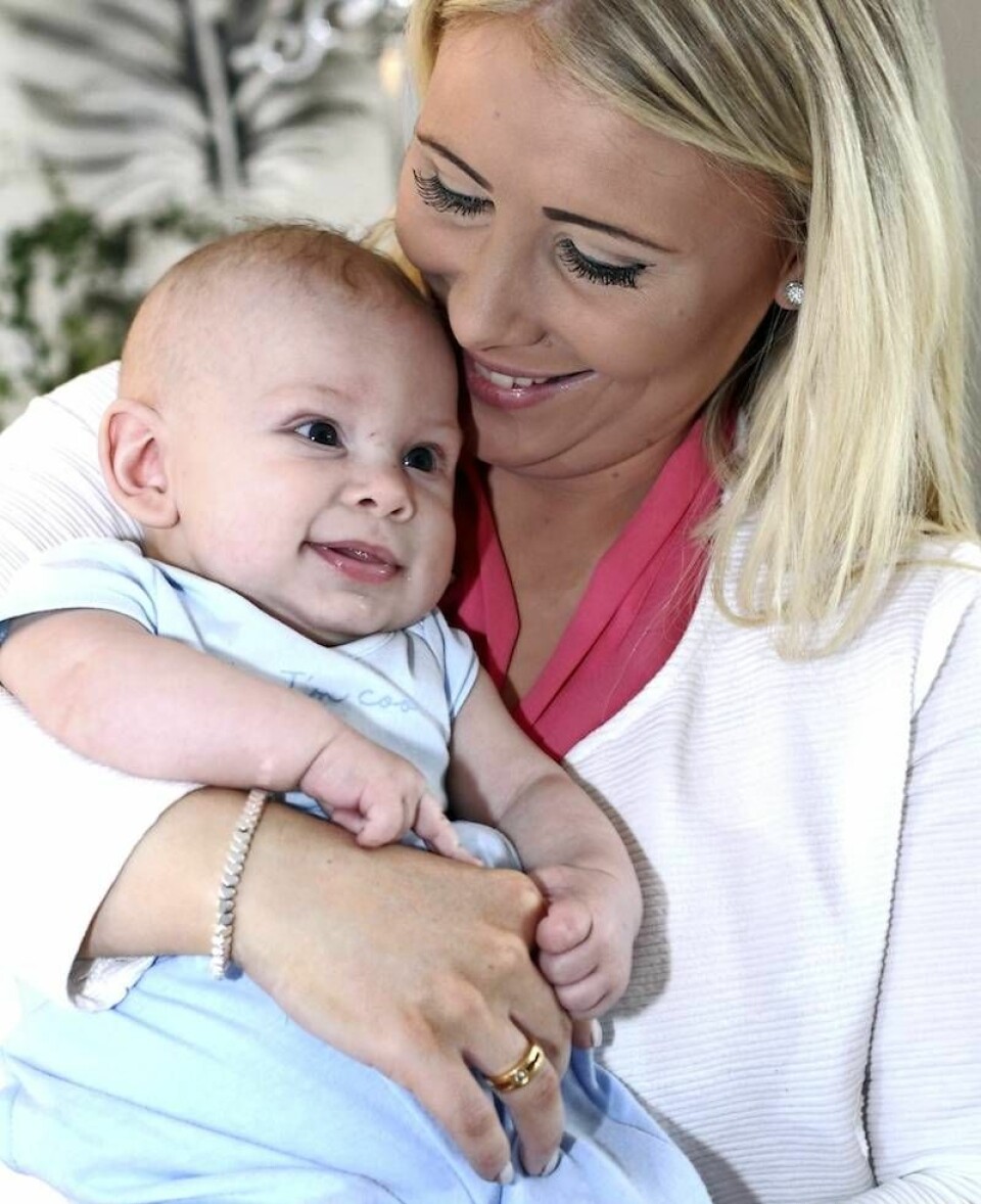 Lille Benjamin är en charmig och glad liten kille. Lille Benjamin är en charmig och glad liten kille.