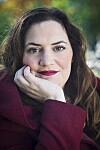 Aminah Al Fakir tror att vi genom att lyssna till vårt hjärta och våra drömmar lättare kan ta oss igenom våra sorger. I våras kom hon ut med sitt debutalbum Train to all our Dreams.