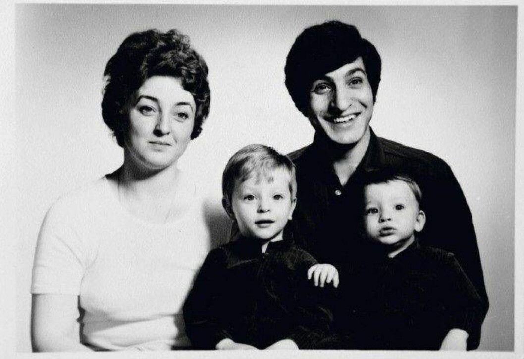 Tareq och lillebror Zafer tillsammans med mamma Annie Taylor och pappa Seif Daoudi. Tareq Taylors familj