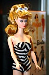 Världens första Barbie lanserades 1959 och hade en stickad baddräkt, tidstypiska solglasögon och röda naglar. Ett perfekt exemplar för denna era kan vara värt upp till 70 000 kronor. Foto: TT