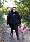 Tack vare hunden Luna Joy har Celicia fått ett helt annat liv. Hon känner sig trygg när hon är ute bland folk och ångesten känner hon knappt av. Foto: Susanne Stamming