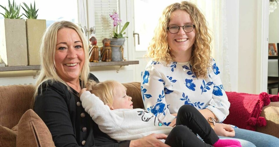 Christin Schyberg drabbades av multipel skleros och har spräckt sin skalle på tre ställen men döttrarna är en stor ljuspunkt i vardagen. Foto: Peter Ericsson Christin Schyberg drabbades av multipel skleros och har spräckt sin skalle på tre ställen men döttrarna är en stor ljuspunkt i vardagen. Foto: Peter Ericsson
