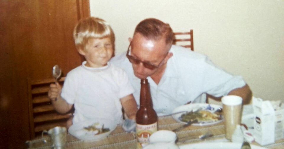 Julie med sin morfar 1969. Då visste hon inget om hans förflutna som nazist. Foto: Privat Julie med sin morfar 1969. Då visste hon inget om hans förflutna som nazist. Foto: Privat