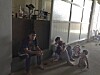 Under några veckor gömde sig Firas med sin fru Rawya samt barnen Maxim och Enana i en gammal fabrik. Foto: Privat