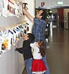 Efter avklarad disputation spikade Firas upp sin avhandling bland de andra avhandlingarna på Kemicentrum. Foto: Privat