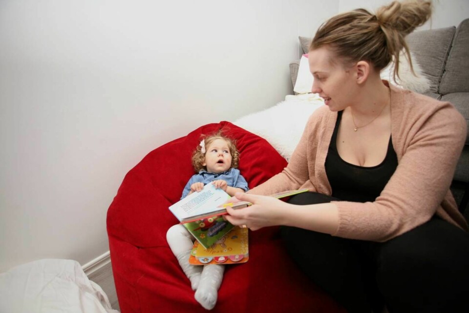 Elly läser bok med mamma Karoline. Foto: Mikael Svensson Elly läser bok med mamma Karoline. Foto: Mikael Svensson