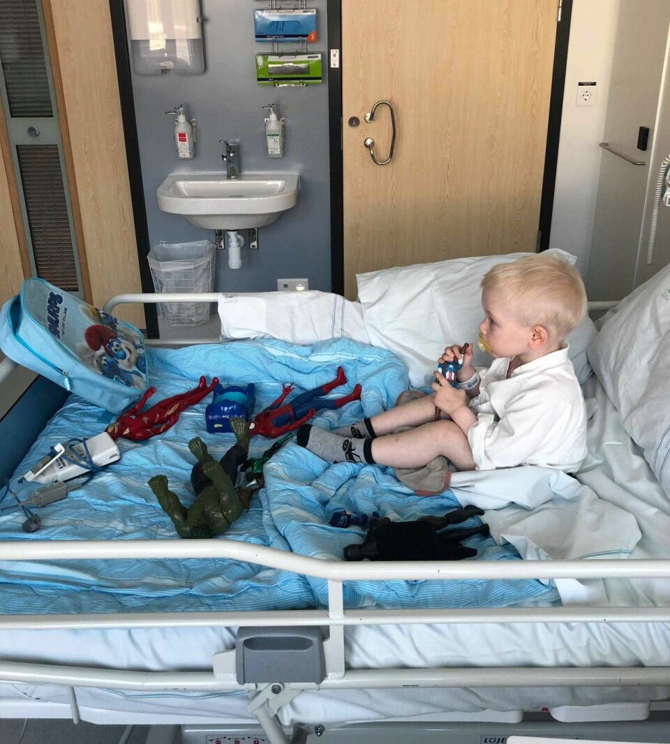 Den första tiden på sjukhuset tyckte Basti kändes spännande. Foto: Privat Den första tiden på sjukhuset tyckte Basti kändes spännande. Foto: Privat
