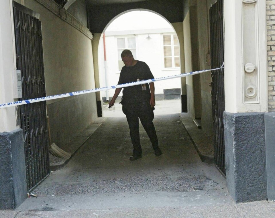Då: Polisen söker efter tekniska bevis i gränden intill Stuvkällaren. Då: Polisen söker efter tekniska bevis i gränden intill Stuvkällaren.