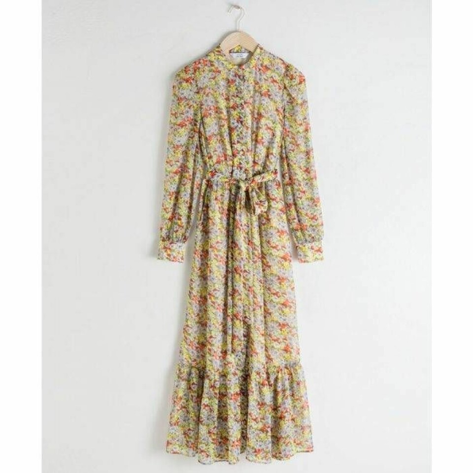 Lång klänning med små blommor och knytdetalj i midjan från Twist & Tango. Här kan du läsa mer och köpa den. Lång klänning med små blommor och knytdetalj i midjan från Twist & Tango. Här kan du läsa mer och köpa den.
