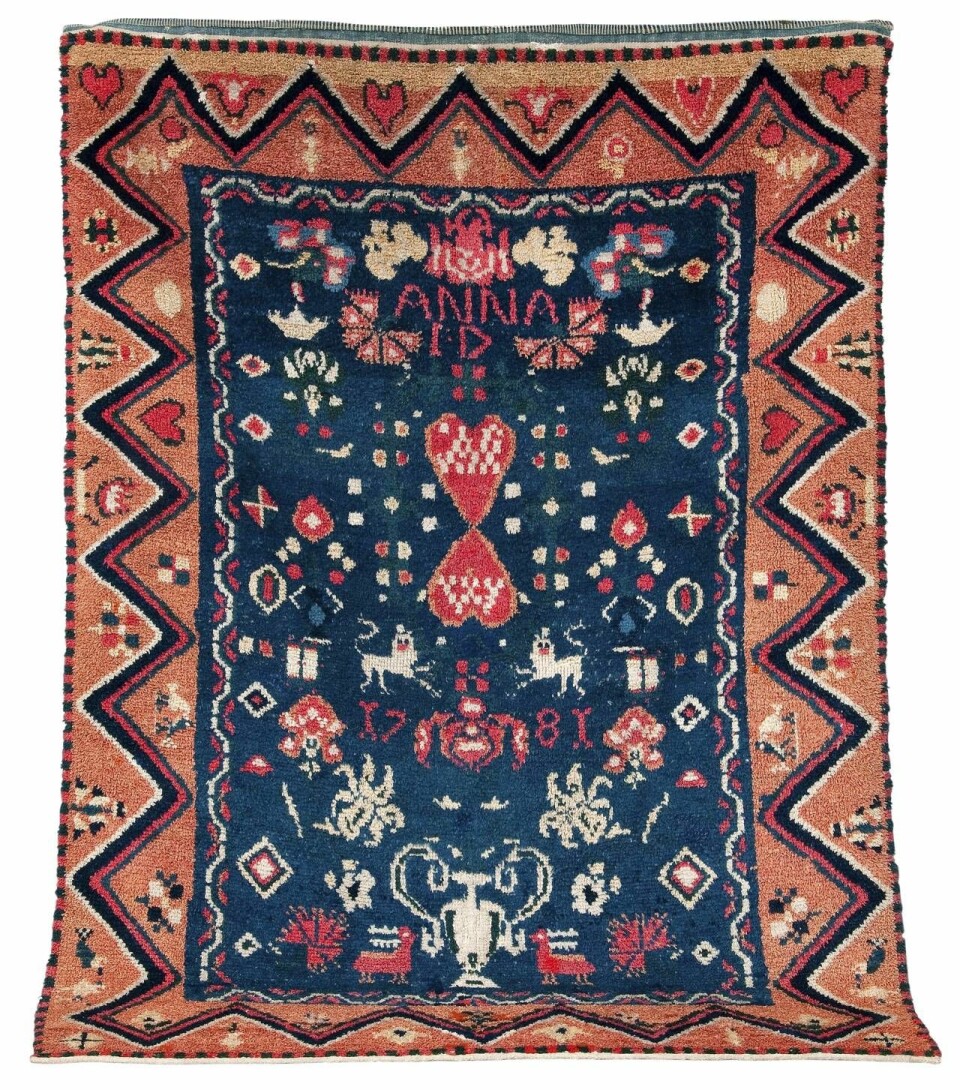 Vacker allmogerya prydd med djur, hjärtan, vaser och blommor. Ryan är märkt ”Anna I:D, 1781 och mäter 220 x 155 cm. Klubban svingades upp till 4152 euro inklusive köparprovision på Bukowskis Helsingfors 2011. Vacker allmogerya prydd med djur, hjärtan, vaser och blommor. Ryan är märkt ”Anna I:D, 1781 och mäter 220 x 155 cm. Klubban svingades upp till 4152 euro inklusive köparprovision på Bukowskis Helsingfors 2011.