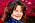 Porträtt av Tina framför en vägg av röda löv.