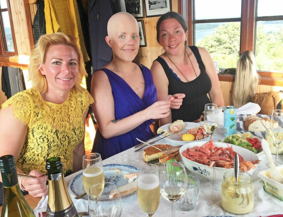 Malin på kräftskiva med sina vänner. Peruken, som hon tyckte så illa om, hänger på en ställning i fönstret. Foto: Privat Malin på kräftskiva med sina vänner. Peruken, som hon tyckte så illa om, hänger på en ställning i fönstret. Foto: Privat