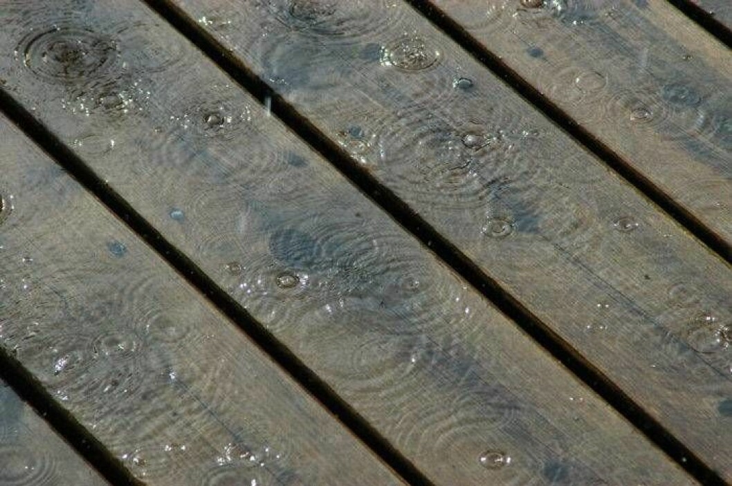 Regn faller på ett trädäck.