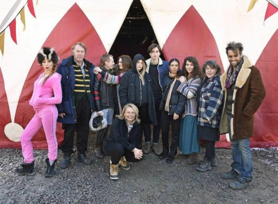 Marta Oldenburg , Tomas von Brömssen, Johan Widerberg, Aliette Opheim, Molly Nutley, Gustav Lindh, Evin Ahmad, Vanna Rosenberg, Agneta Ehrensvärd , Trolle Rhodin och Helena Bergström. Inspelning av filmen ”Vilken jävla cirkus”, Ulricehamn. Marta Oldenburg , Tomas von Brömssen, Johan Widerberg, Aliette Opheim, Molly Nutley, Gustav Lindh, Evin Ahmad, Vanna Rosenberg, Agneta Ehrensvärd , Trolle Rhodin och Helena Bergström utanför cirkustältet i Ulricehamn där inspelning av filmen "Vilken jävla cirkus" ägde rum.