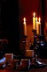 Kaffekoppar lyses upp i mörkret av stearinljus