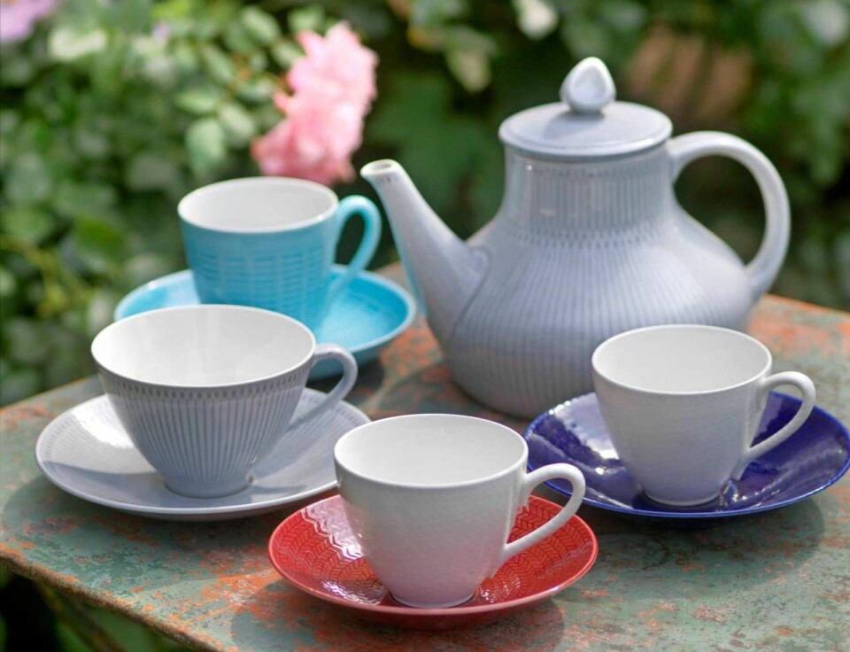 Grå kanna ur serien Rosmarin, värde 800 kr, med tillhörande tekopp, värde 350 kr. Turkosa kaffekoppen Ceylon, värde 100 kr samt två koppar ur den populära serien Blå eld där den vita koppen med rött fat är något ovanligare, värde 500 kr/st. Hertha Bengtson har formgivit samtliga för Rörstrand. Grå kanna ur serien Rosmarin, värde 800 kr, med tillhörande tekopp, värde 350 kr. Turkosa kaffekoppen Ceylon, värde 100 kr samt två koppar ur den populära serien Blå eld där den vita koppen med rött fat är något ovanligare, värde 500 kr/st. Hertha Bengtson har formgivit samtliga för Rörstrand.
