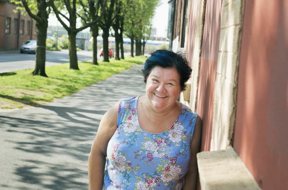 Ann Westin vid huset på Ejdergatan som inrymde hennes första egna boendet, ett rum på 15 kvadratmeter. Foto: Julia Sjöberg. Ann Westin vid huset på Ejdergatan som inrymde hennes första egna boendet, ett rum på 15 kvadratmeter. Foto: Julia Sjöberg.