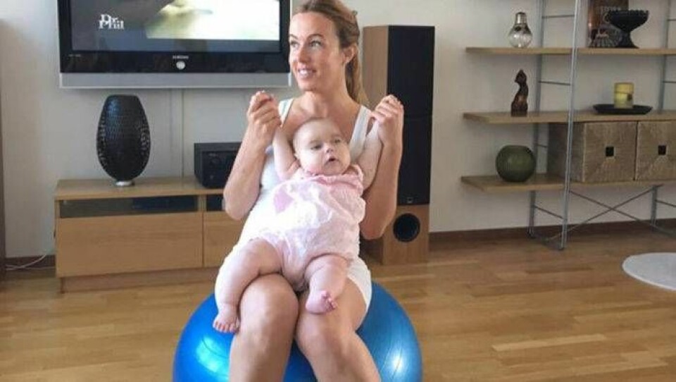 Varje dag gör Eleonora övningar på pilatesbollen tillsammans med mamma eller pappa. Bild: Privat Varje dag gör Eleonora övningar på pilatesbollen tillsammans med mamma eller pappa. Bild: Privat