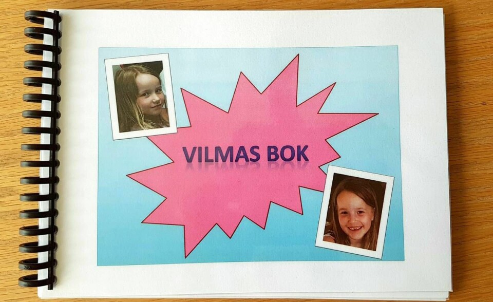 Vilma har en bok som med text och bilder förklarar vad som hände och varför hon blev så sjuk. Foto: Magnus Gotander Vilma har en bok som med text och bilder förklarar vad som hände och varför hon blev så sjuk. Foto: Magnus Gotander
