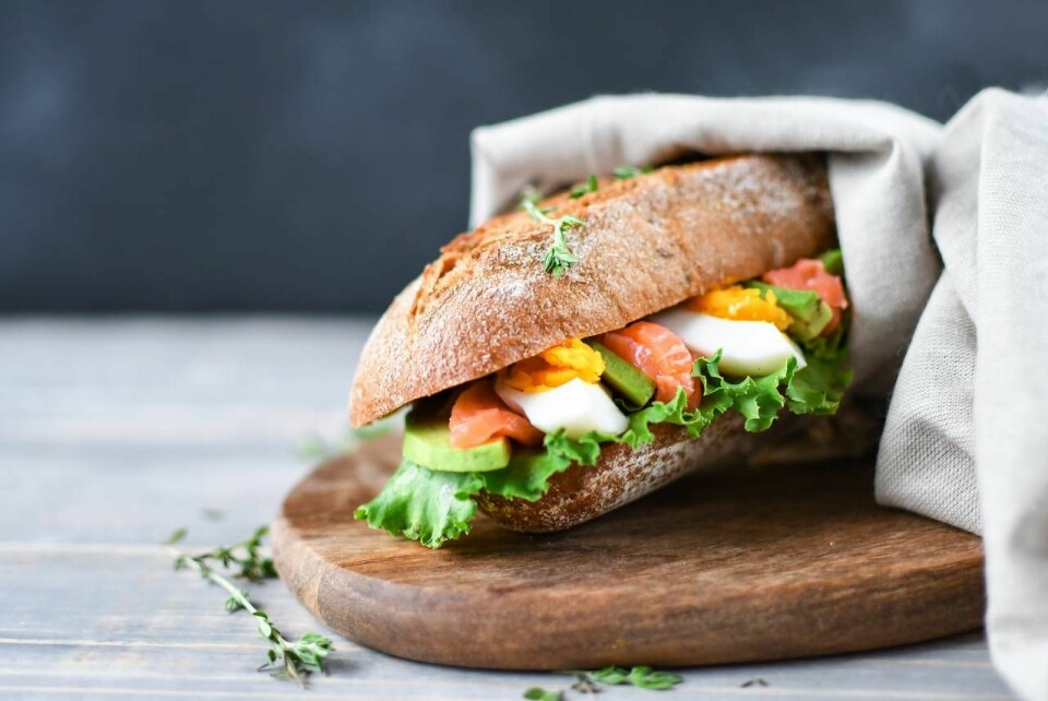 Surdegsbröd med kallrökt lax, ägg, avokado och sallad är en fullvärdig måltid. Surdegsbröd med kallrökt lax, ägg, avokado och sallad är en fullvärdig måltid.