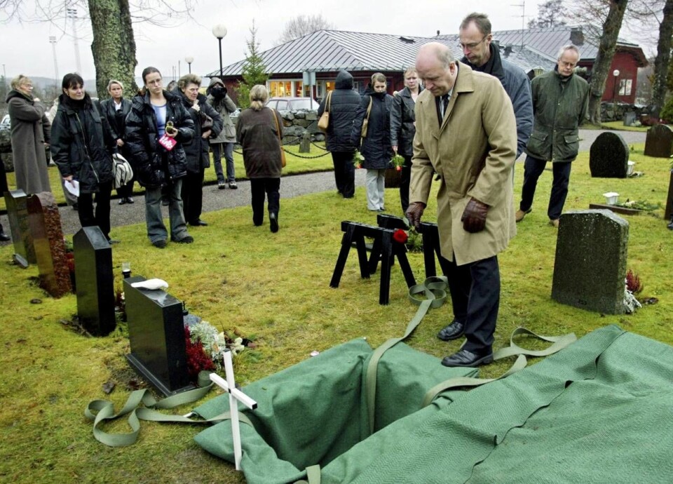 Sture Olovsson tar farväl av den okända lilla flickan, och släpper ner en ros på hennes kista. Begravningen i Kungsängens kyrka kunde inte hållas förrän i november 2003, närmare ett år efter mordet. Sture Olovsson tar farväl av den okända lilla flickan, och släpper ner en ros på hennes kista. Begravningen i Kungsängens kyrka kunde inte hållas förrän i november 2003, närmare ett år efter mordet.