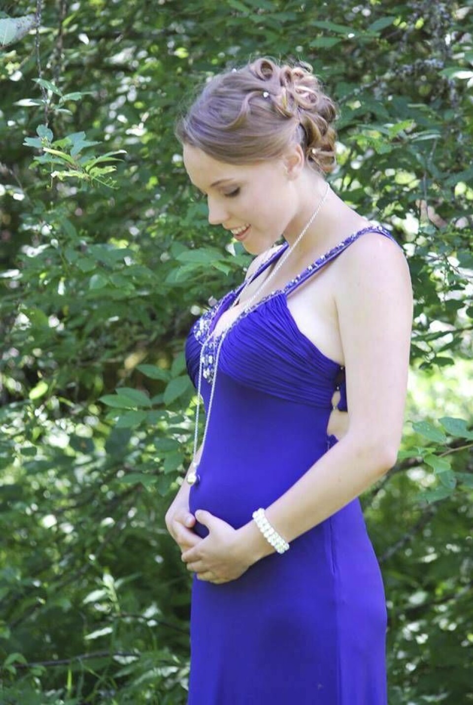 Gravid och på väg till studentbal. Linnea var 19 år när Vide föddes medan Victor var 23. Gravid och på väg till studentbal. Linnea var 19 år när Vide föddes medan Victor var 23.