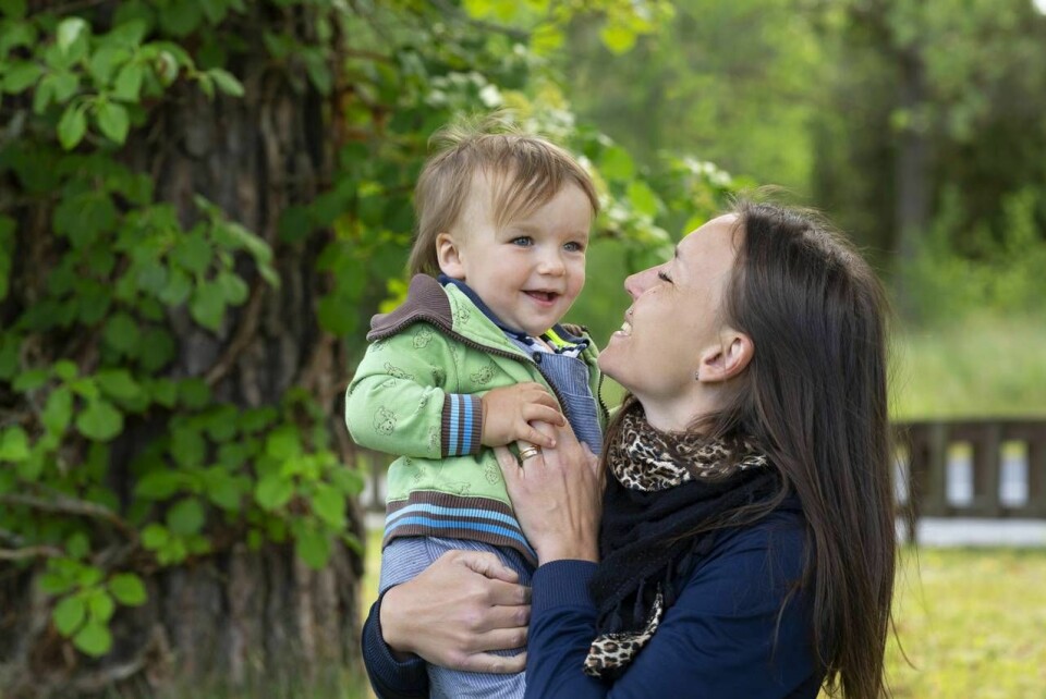 Loke har inga minnen av sin pappa, det blir Carolina som får berätta för honom vilken fin och familjekär man Benny var. Loke har inga minnen av sin pappa, det blir Carolina som får berätta för honom vilken fin och familjekär man Benny var.