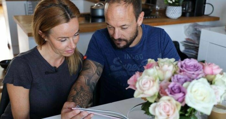 Emma och Rickard tittar på bilder av Eleonora i en minnesbok som hennes assistenter gjort. Foto: Cecilia Ahle Emma och Rickard tittar på bilder av Eleonora i en minnesbok som hennes assistenter gjort. Foto: Cecilia Ahle