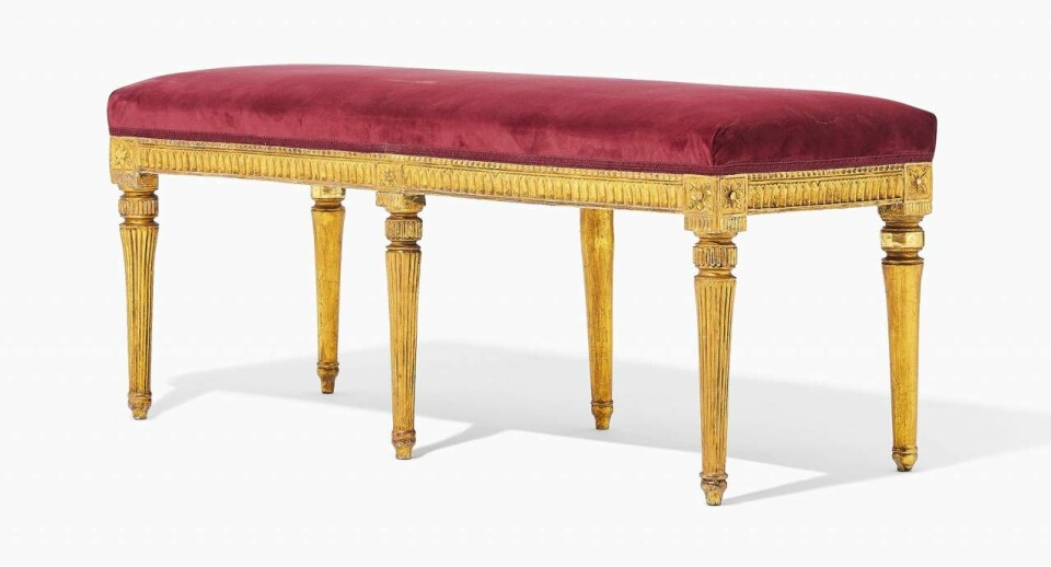 Lättplacerad och användbar bänk, gustaviansk, Nils Thorsson, verksam i Lindome 1779–1848. Utrop 25 000–30 000. Lättplacerad och användbar bänk, gustaviansk, Nils Thorsson, verksam i Lindome 1779–1848. Utrop 25 000–30 000.
