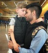 Tim och Sha tar farväl på Arlanda. Bild: Privat