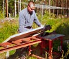 Här sågar David till bordsskivan till bordet som står i Sachas hus.