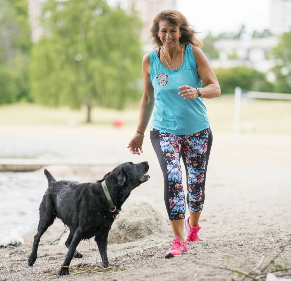 Hunden Kimme ser till att matte kommer ut och rör på sig varje dag. Hunden Kimme ser till att matte kommer ut och rör på sig varje dag.