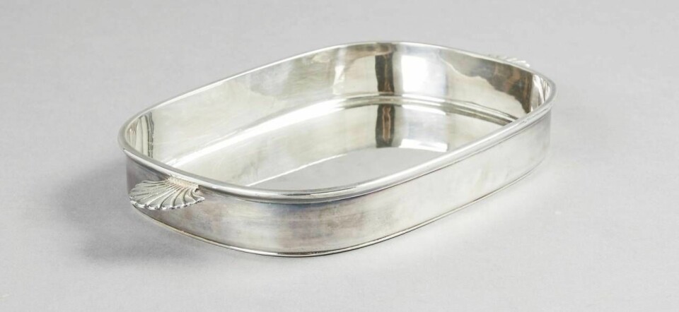 Gratängformen i nysilver från C. G. Råström i Stockholm har hårdlödda handtag och kan användas i ugnen. Den är från 1960- eller -70-talet och klubbades för 800 kr (1 200) på Stockholms Auktionsverk. Längden är 33 cm och bredden 19 cm. Gratängformen i nysilver från C. G. Råström i Stockholm har hårdlödda handtag och kan användas i ugnen. Den är från 1960- eller -70-talet och klubbades för 800 kr (1 200) på Stockholms Auktionsverk. Längden är 33 cm och bredden 19 cm.