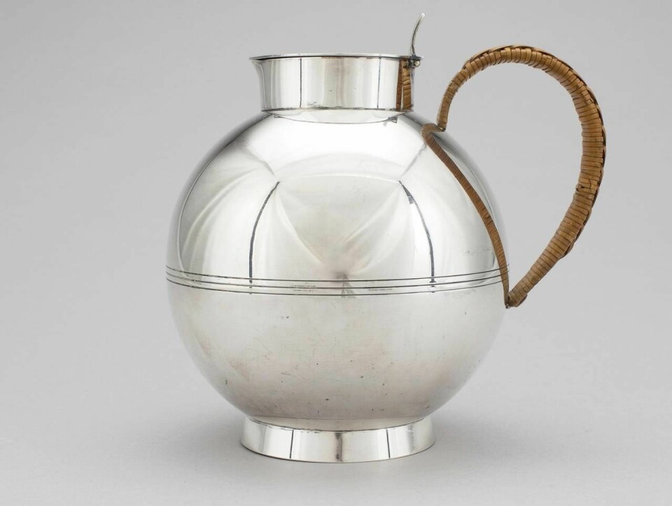 Nysilverkannan i tuff funkis är formgiven av Sylvia Stave (1908–94). Den klubbades på Bukowskis för 6 700 kr (2 000) och är 18 cm hög. Nysilverkannan i tuff funkis är formgiven av Sylvia Stave (1908–94). Den klubbades på Bukowskis för 6 700 kr (2 000) och är 18 cm hög.