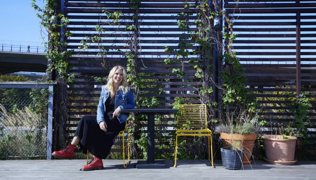 Sofie Weidemann började skriva när hon var föräldraledig och bekostade utgivningen av sin första bok själv innan hon fick kontrakt på sin andra bok. Författaren Sofie Weidemann sitter i jeansjacka på en terass med krukor och spaljé, ler.