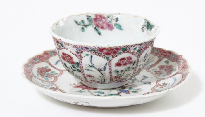 Perfekt till en espresso blir den kinesiska koppen med en diameter på sju centimeter. Den är tillverkad under Yongzheng-perioden (1723–35). Budgivningen stannade på 1 500 kr (1 000) hos Stockholms Auktionsverk 2019. Kopp med fatmed kinesiskt mönster.